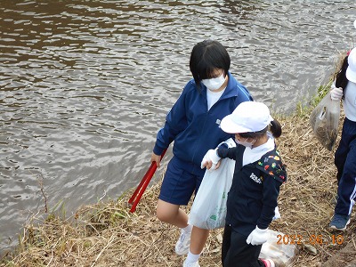 保護中: 山田川清掃の日（中学2年生と小学3年生）