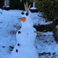 小中学生一緒に雪遊びや雪合戦を楽しみました