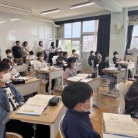 新校舎における新学年になった子ども達の姿を見ていただきました