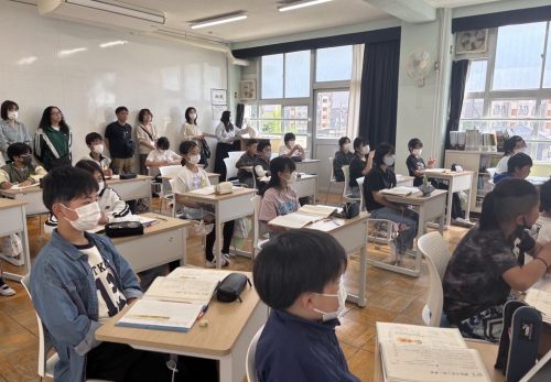 新校舎における新学年になった子ども達の姿を見ていただきました
