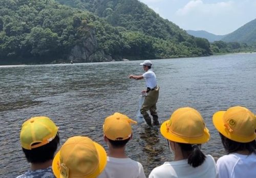 ５年生 長良川で川漁師 平工さんから清流について学ぶ（わかあゆ学）