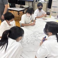地図を囲んで地域の災害対策を考える　７年生ＤＩＧ