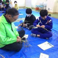 「しめ縄づくり」で新年を迎える準備を　５年生社会