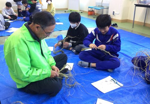 「しめ縄づくり」で新年を迎える準備を　５年生社会