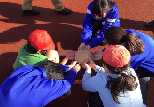 自然の恵みを五感で学ぶ！３・７年生森の出前授業