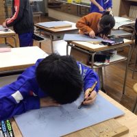 初めて彫刻刀を使った版画に挑戦！４年生