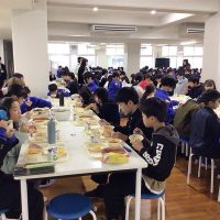 異学年メンバーのなかよし班で一緒に食べる給食の味は？