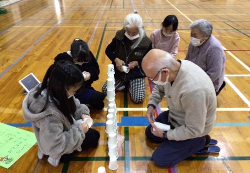 地域の方と一緒に笑顔がいっぱい！４年生ふれあい交流会