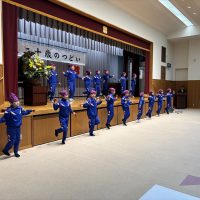 笑顔あふれる「二十歳のつどい」　４年生が届けた元気な踊り
