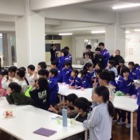 給食後にみんなで歯磨き　シュッ、シュッ、シュッ！