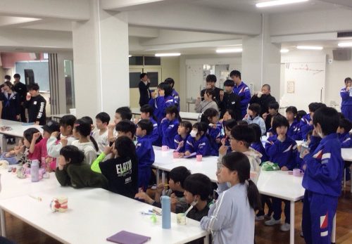 給食後にみんなで歯磨き　シュッ、シュッ、シュッ！