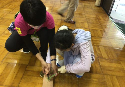保護中: 5年生　野外学習①竹スプーン作り