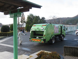 ４年生　ゴミ収集車が学校に来てくれました