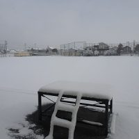 雪の厚見中学校