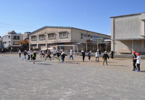 寒さに負けずがんばっています（11月19日）