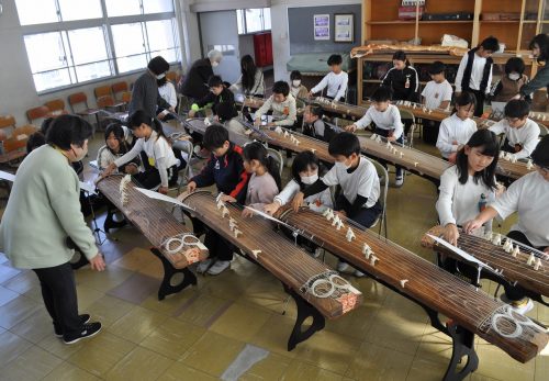 ４年琴の学習（11月27日）