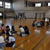 １、２年生活科おもちゃ遊び＆４、５年新聞づくり（12月4日）