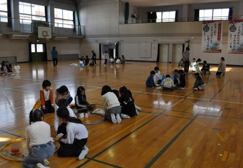 １、２年生活科おもちゃ遊び＆４、５年新聞づくり（12月4日）