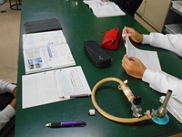 理科の授業で学習班の仲間と学び合う姿がありました