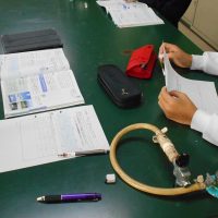 理科の授業で学習班の仲間と学び合う姿がありました