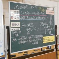 同じチームの仲間とパスをつなぎ合うバレーボールの授業を行いました