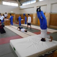 新しく購入したウレタンマットを使って、跳び箱の授業を行いました