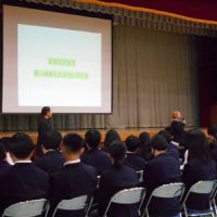 ３年生が総合的な学習の時間の授業で、講演会を行いました