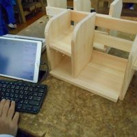 １年１組の技術の授業で、本棚づくりの授業が行われました