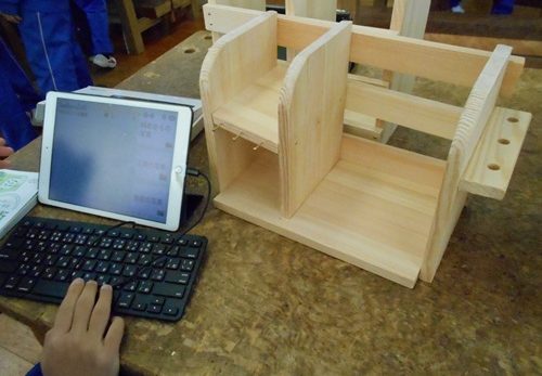 １年１組の技術の授業で、本棚づくりの授業が行われました