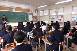 １年３組が「誇れる授業」として、道徳の授業を行いました