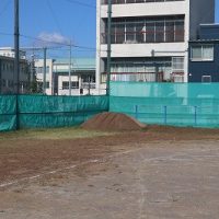 運動場に土を入れていただきました