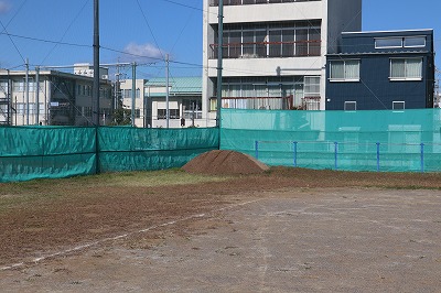 運動場に土を入れていただきました