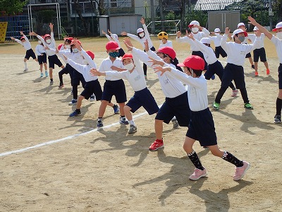 保護中: 運動場での「校歌ダンス」練習