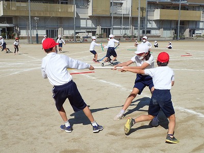 保護中: 団体競技「棒引き合戦」の練習