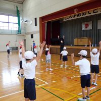 保護中: 体育で「ラジオ体操」の練習