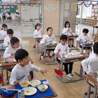 保護中: 小学校はじめての給食