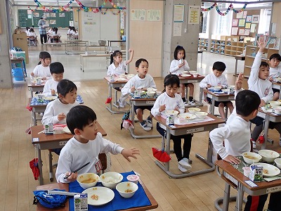 保護中: 小学校はじめての給食