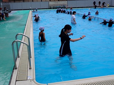 保護中: 小学校初の「水遊び」（プール開き）