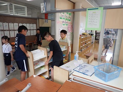 保護中: 大掃除後の教室への収納ボランティア