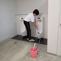 保護中: ５年生担当のトイレ掃除を６年生が分担して代行！