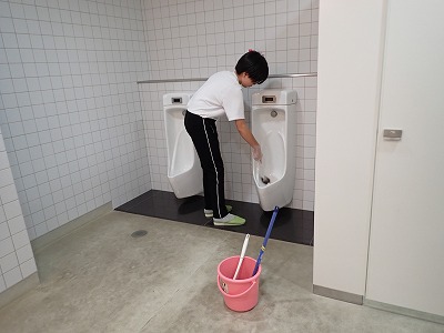 保護中: ５年生担当のトイレ掃除を６年生が分担して代行！