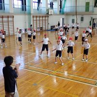 保護中: 体育館での「団体演技」練習