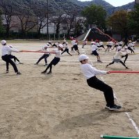 保護中: 団体競技「棒引き」の練習