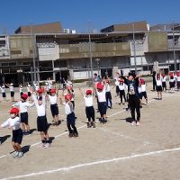 保護中: 運動場での「校歌ダンス」練習