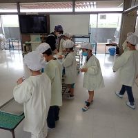 保護中: 【１年生】連休合間の給食配ぜん