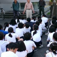 保護中: 【４年生】地域の方と「菊」の植え替え