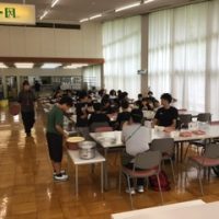 保護中: 【５年・野外学習】１日目・昼食の様子