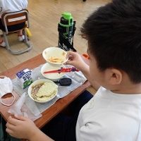 保護中: 給食の時間の様子