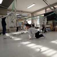 保護中: 新聞をつないで、つるして ― 2年生の“造形遊び”が生んだ小さな芸術