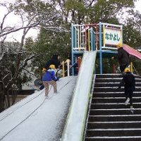 白銀の世界で朝の大冒険！ 子どもたちが見つけた最高の遊び場